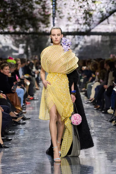Look 16